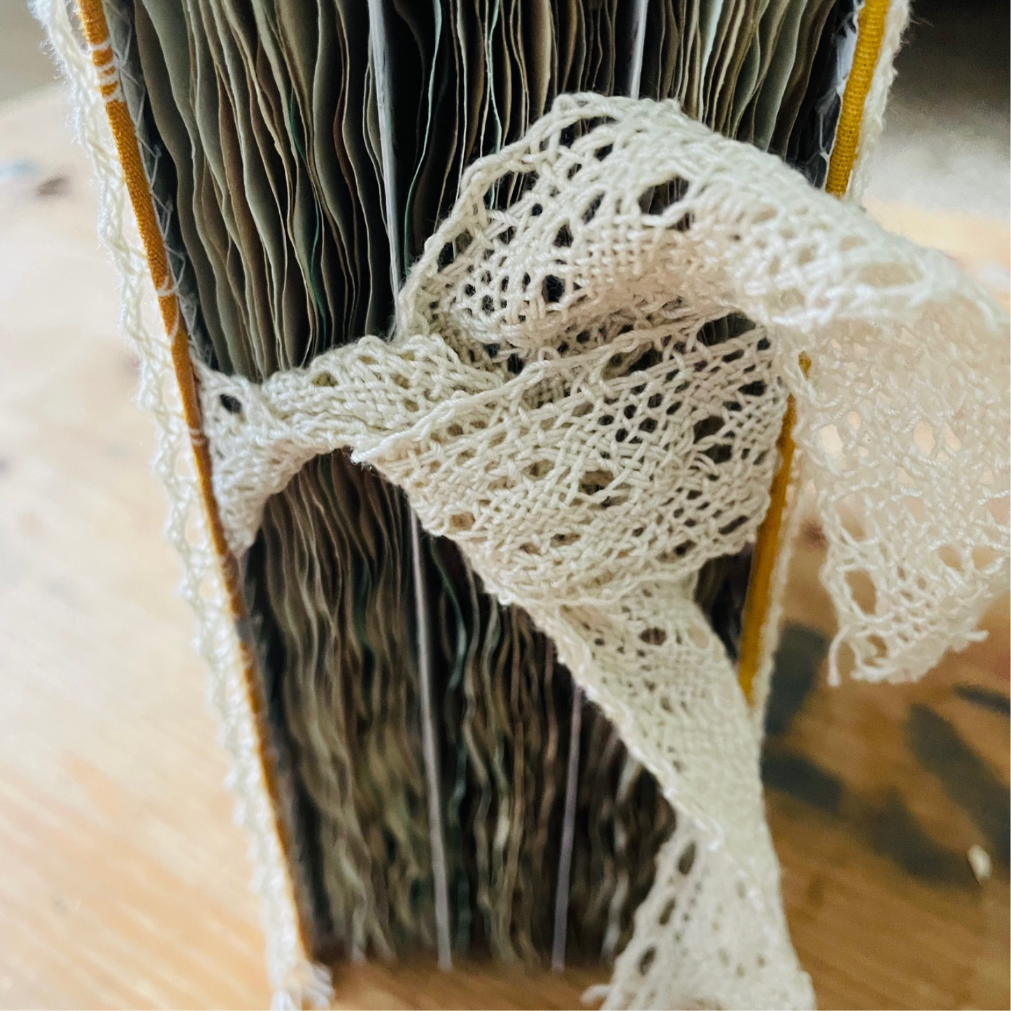 Handgemachtes Notizbuch A5 - Stoffeinband & Spitze | Gelb