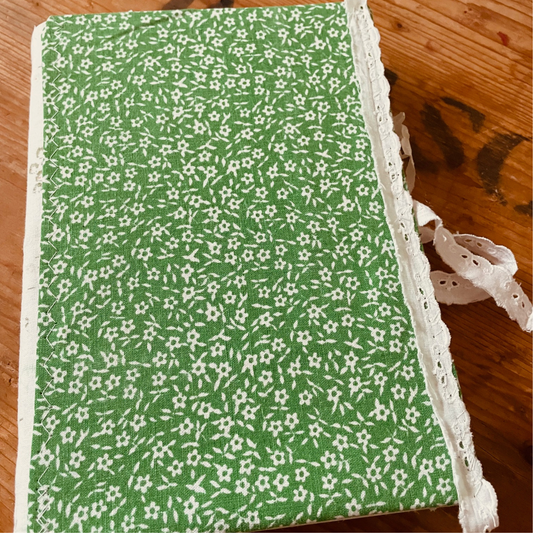 Handgemachtes Notizbuch A5 mit Stoffeinband | grün und Blümchen