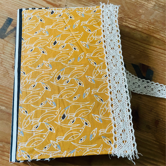 Handgemachtes Notizbuch A5 - Stoffeinband & Spitze | Gelb